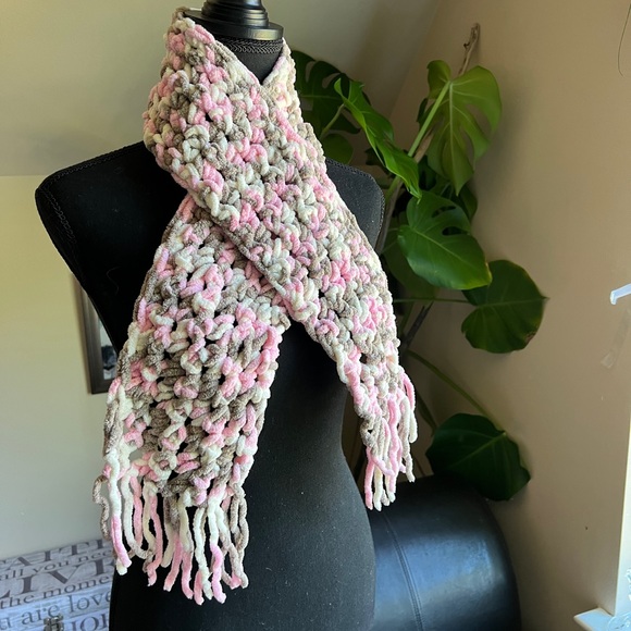 Vintage Bernat Yarn Knit Fringe Scarf Ivory Pink Gray Chunky 40” Plus - Picture 1 of 11
